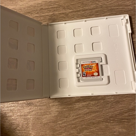 Pokémon Sun Nintendo 3DS Game and Case - Picture 4 of 5